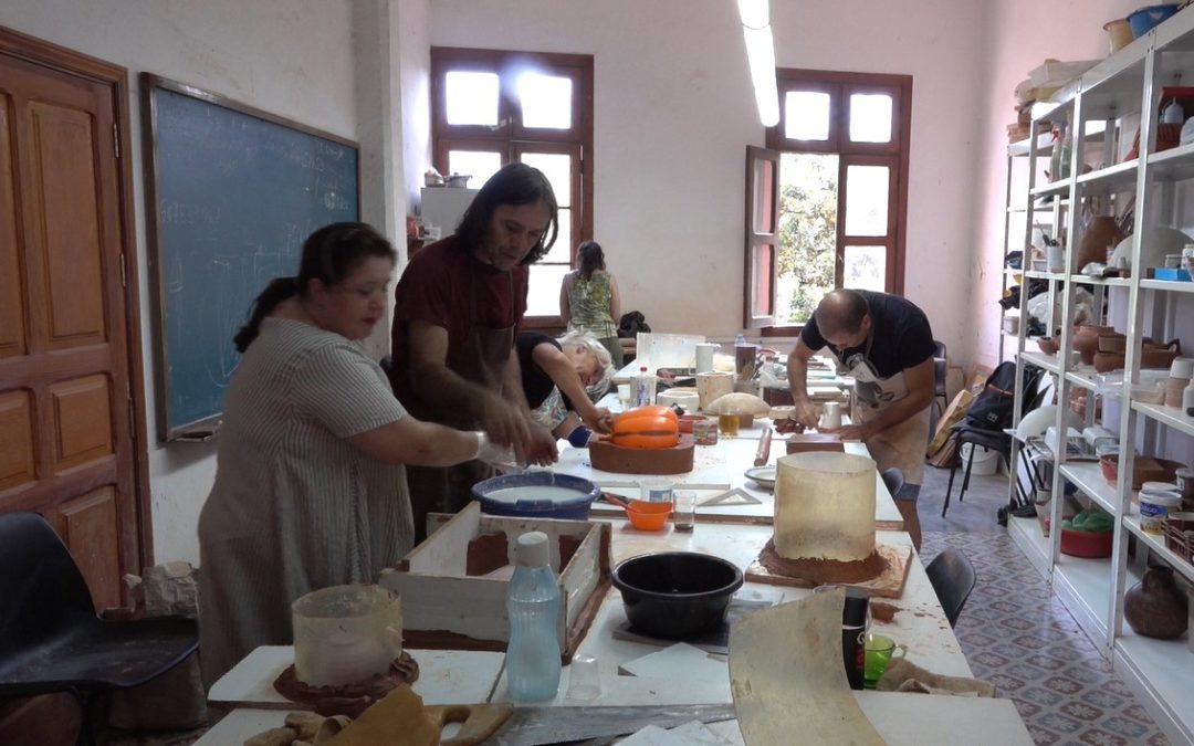 El taller de artesanía de Ingenio imparte un monográfico sobre moldes de cerámica