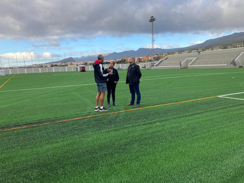 El campo de fútbol Cristóbal Herrera ya luce nuevo césped artificial de última generación