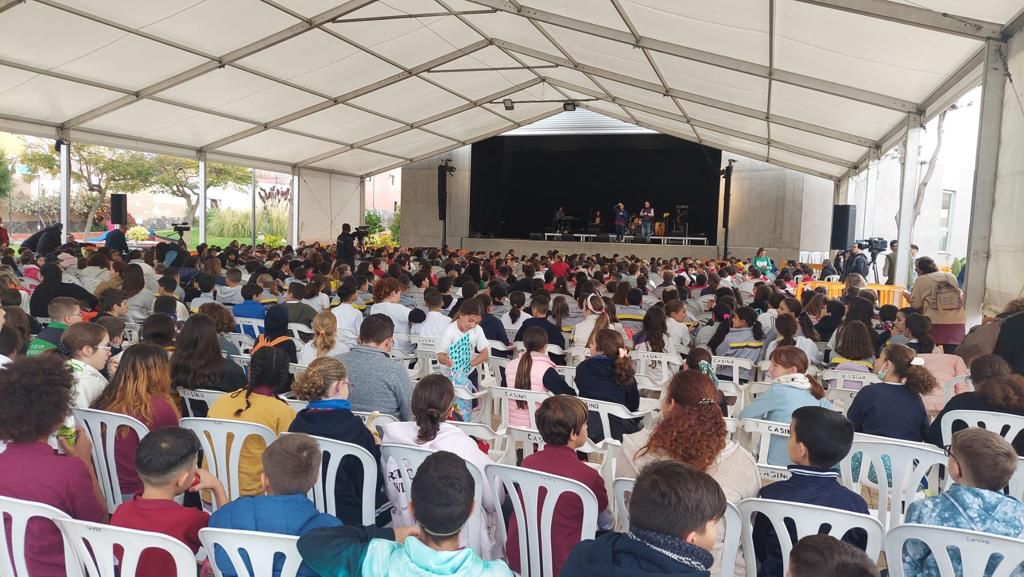 Más de 700 escolares de las Escuelas Verseadoras de Gran Canaria comparten su talento en Carrizal
