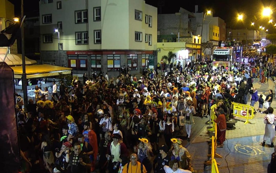 Miles de mascaritas toman las calles durante la gran Cabalgata de Carrizal, Entierro y Quema de la Sardina
