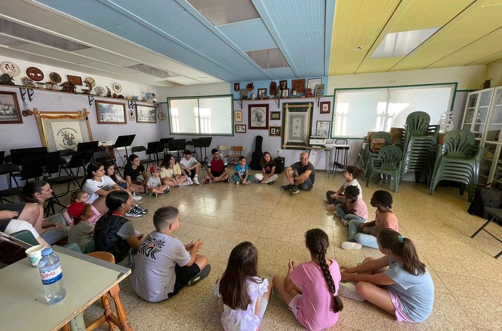 La Escuela de Folclore de Ingenio ofrece a su alumnado un Taller de Percusión