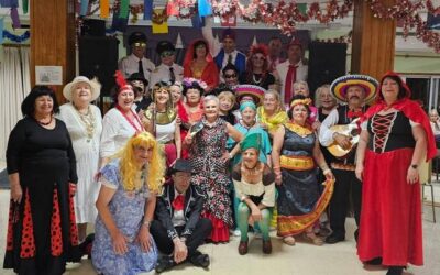 Las personas mayores disfrutan del Carnaval con música, baile y premios