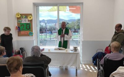 El párroco Jesús Vega visita a las personas usuarias del Centro de Estancia Diurna de Ingenio