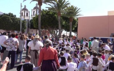 El CEIP Dr. Espino Sánchez sale a la calle para celebrar el Día de Canarias
