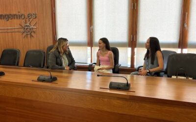 La gimnasta Cynthia Ortega es recibida por la alcaldesa de la Villa de Ingenio en su breve paso por la isla