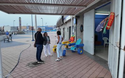 La Playa de El Burrero amplía su accesibilidad con una nueva silla anfibia infantil