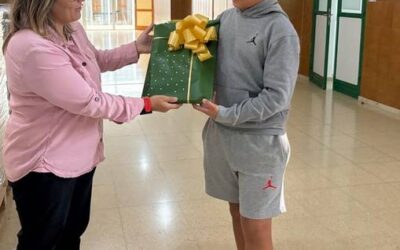 Reconocimiento al joven ganador del concurso navideño de la Campaña de Comercio