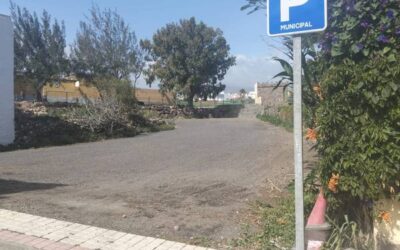 Operativo el espacio provisional de aparcamientos junto al Parque Camelot