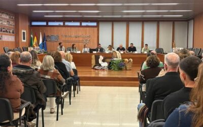 Félix Vega presenta un manual que acerca la tradición de la vestimenta canaria a las nuevas generaciones