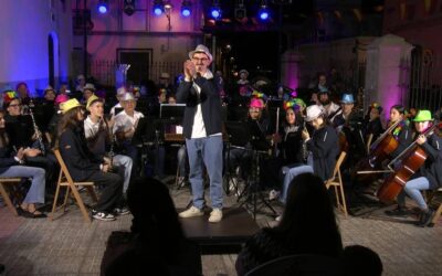 Cine, música latina y mucho ritmo y energía protagonizan el exitoso estreno de «Chundarata» en El Carrizal