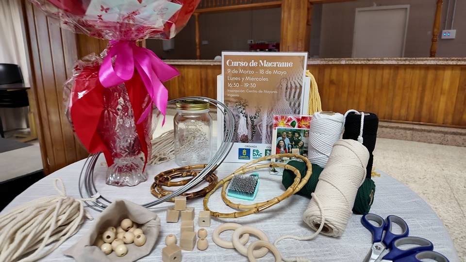 El macramé vuelve a tejer convivencia y creatividad y entre las personas mayores de la Villa de Ingenio