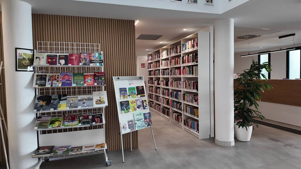 La Biblioteca Municipal Agustín Ramírez Alemán se suma al espíritu del Mundial con dos exposiciones dedicadas al fútbol