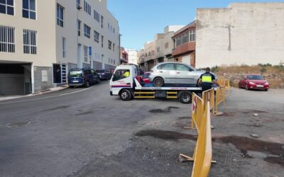 Más de una veintena de vehículos abandonados son retirados en una sola jornada en el entorno de la zona comercial de Carlos V