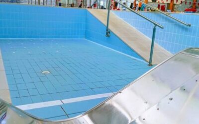 Se procede a la reparación del vaso de compensación del spa y de la piscina del Centro Deportivo Ingenio