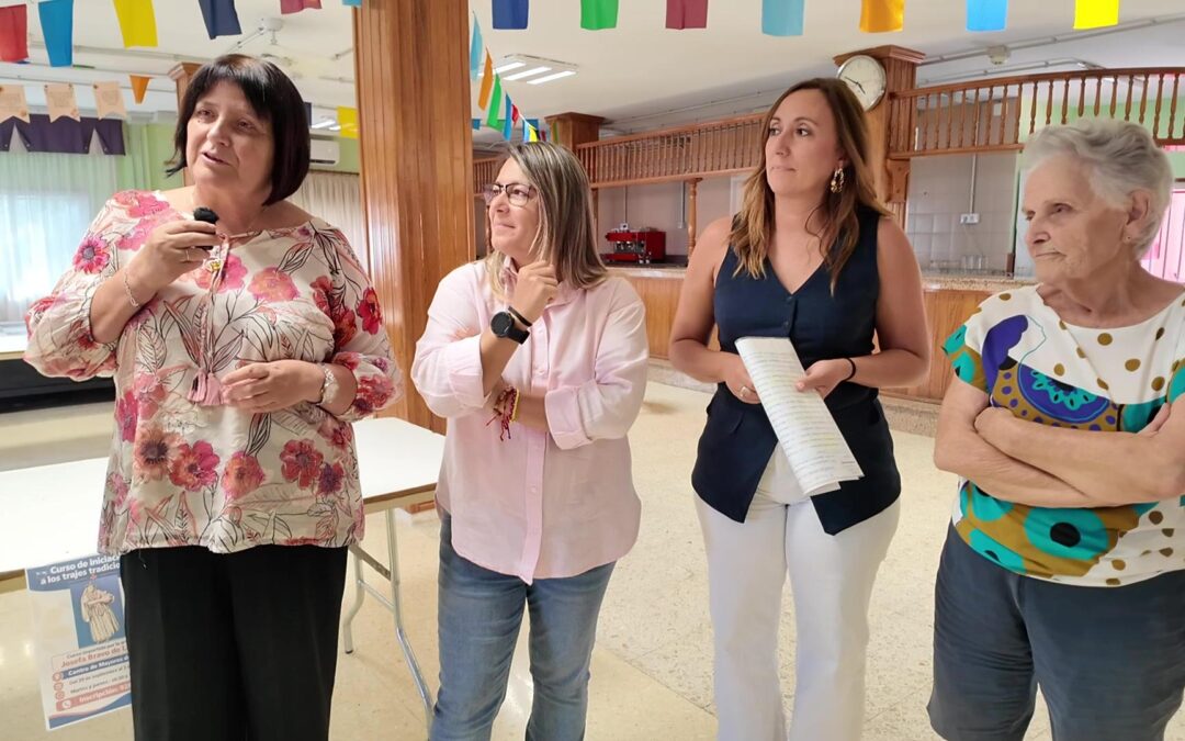 15 alumnas se adentran en el conocimiento de la vestimenta tradicional canaria de la mano de Pepita Bravo