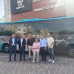 Una guagua se convierte en mensaje de recuerdo para visibilizar el Alzheimer en las calles de la isla