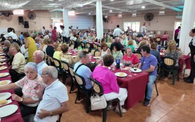 Unas 200 personas mayores comparten una jornada de convivencia