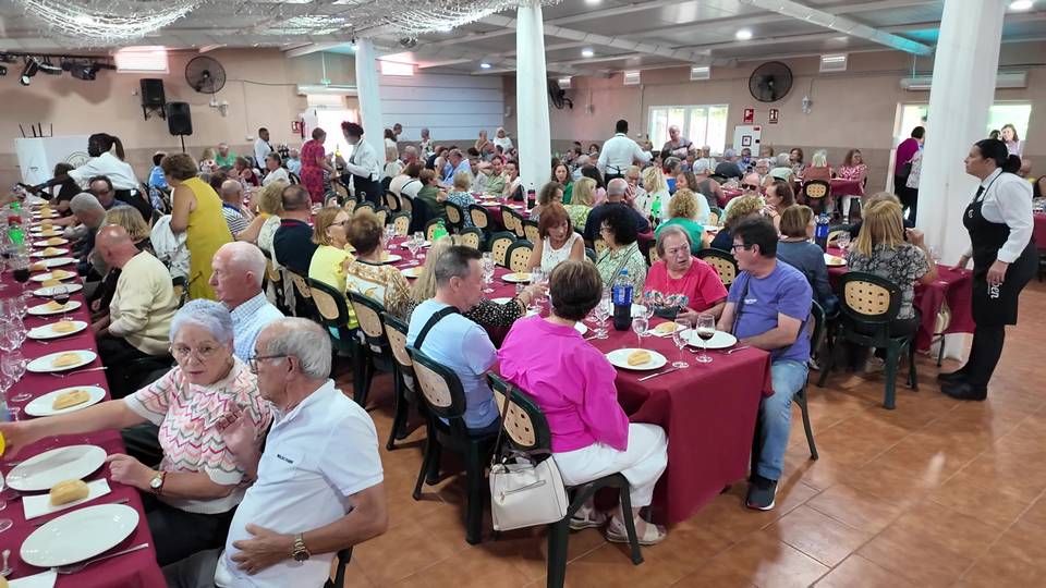Unas 200 personas mayores comparten una jornada de convivencia