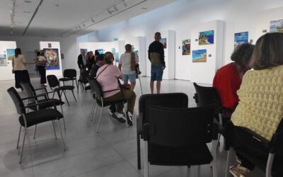 La exposición colectiva del Centro de Estancia Diurna nos abre una ventana al mar y a la creatividad de mayores de Ingenio
