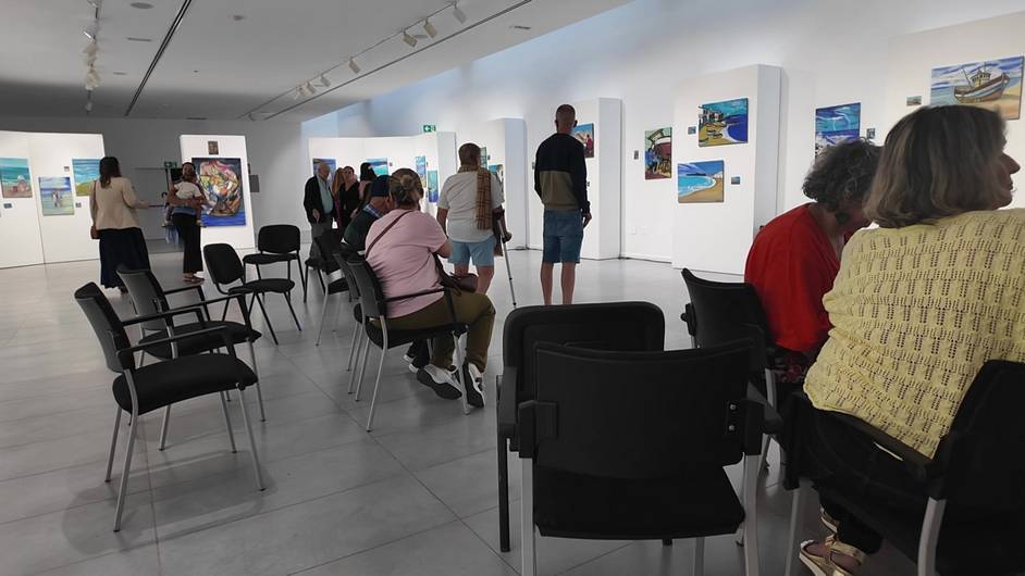 La exposición colectiva del Centro de Estancia Diurna nos abre una ventana al mar y a la creatividad de mayores de Ingenio