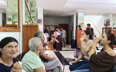 La música une generaciones en un encuentro lleno de cariño en el Centro de Mayores San Isidro de El Carrizal