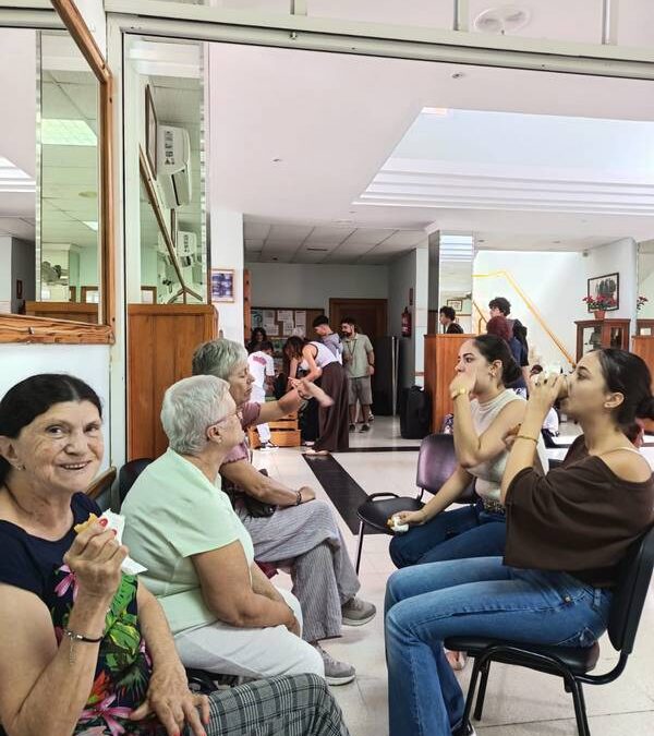 La música une generaciones en un encuentro lleno de cariño en el Centro de Mayores San Isidro de El Carrizal